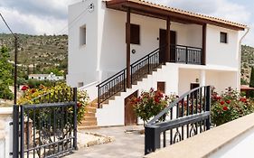 Steni Traditional Studio Apartment